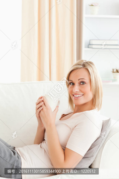 一個(gè)拿著一杯茶的女人的肖像