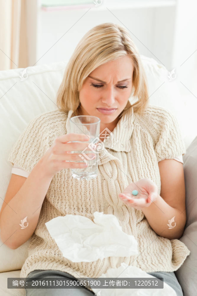 一個(gè)生病的女人接受治療的肖像