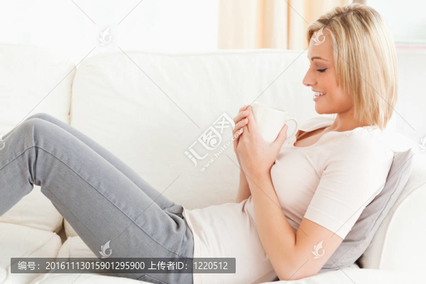 拿著一杯咖啡的女人