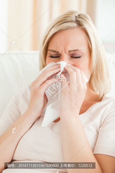 一個生病的女人吹鼻子的肖像