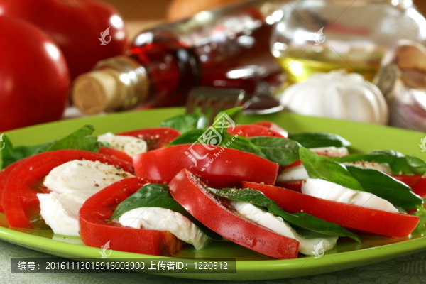 新鮮的西紅柿沙拉Caprese；干酪和羅勒。