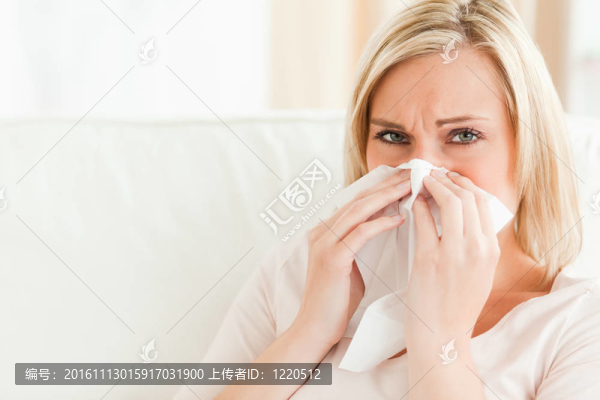 生病的女人吹她的鼻子