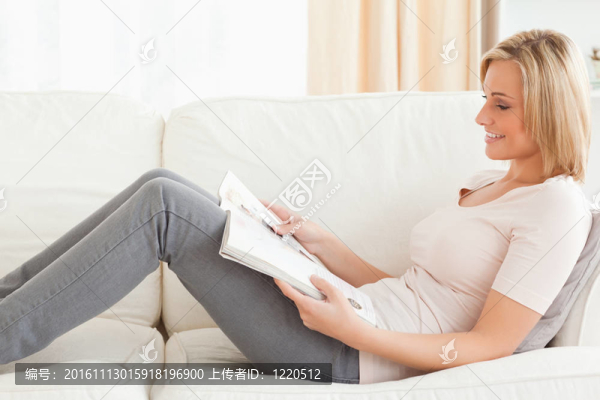 年輕的女人在讀雜志