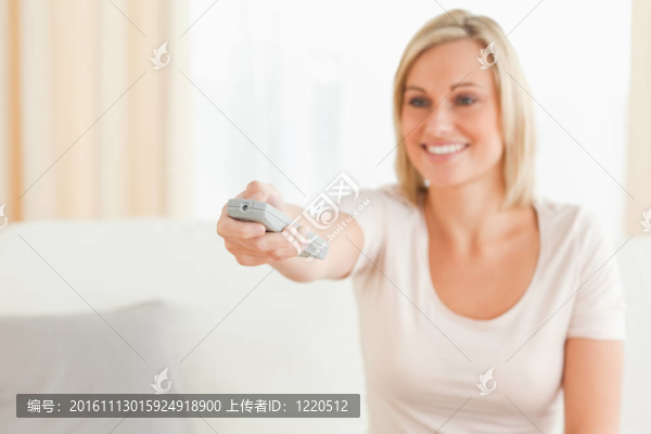微笑的女人看電視