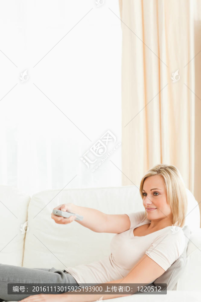 一個使用遙控器的女人的肖像