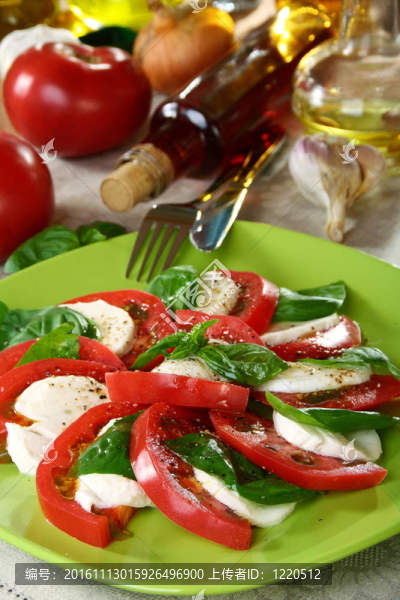 新鮮的西紅柿沙拉Caprese；干酪和羅勒。
