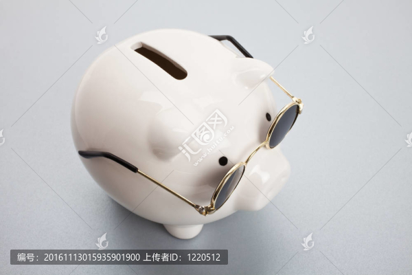 小豬銀行和太陽(yáng)眼鏡