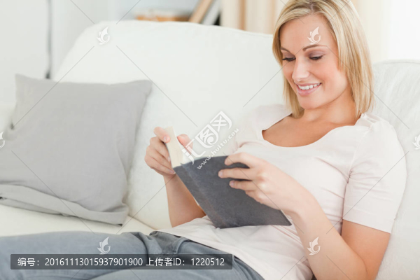微笑的女人讀一本書