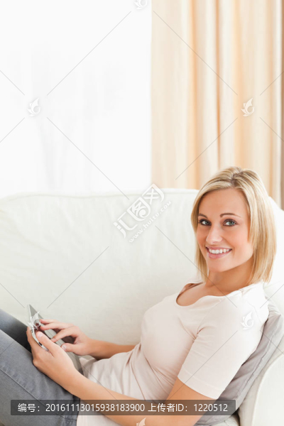 一個面帶微笑的女人用平板電腦