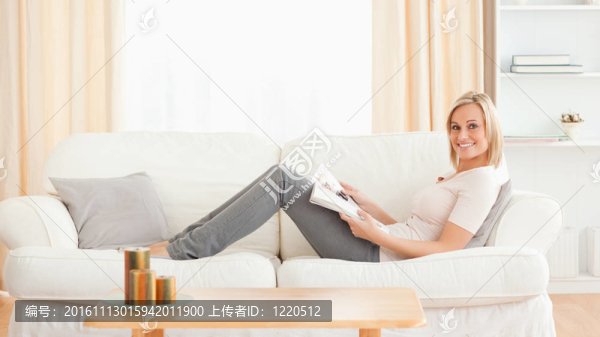 可愛的女人閱讀一本雜志