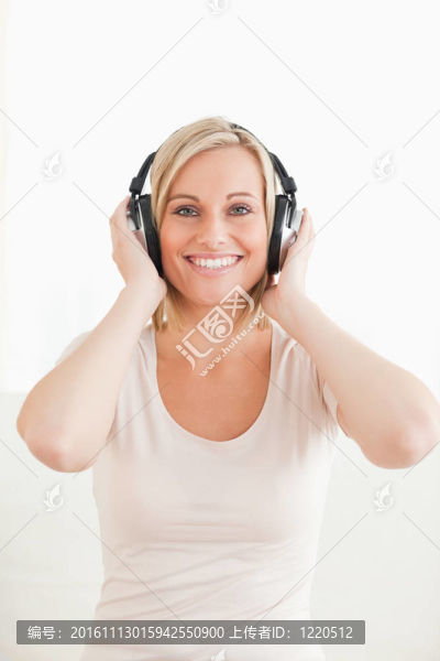 一個可愛的女人欣賞音樂的肖像