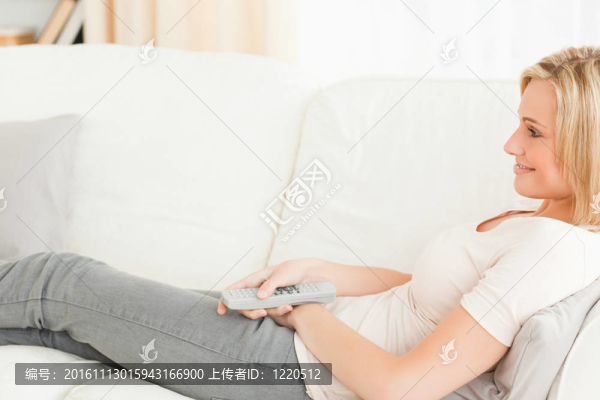 女人看電視