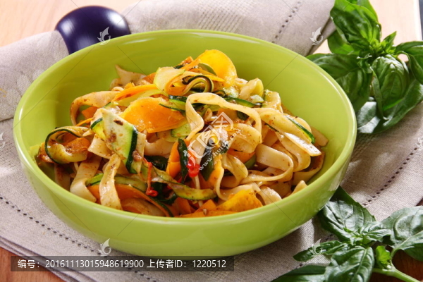 蔬菜菠菜義大利面。