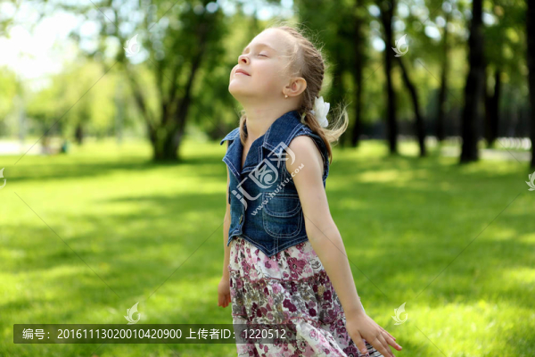 在公園里的一個小女孩的畫像
