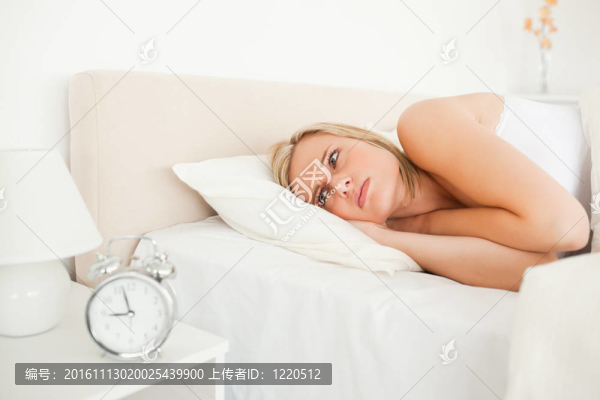 不快樂的女人醒來