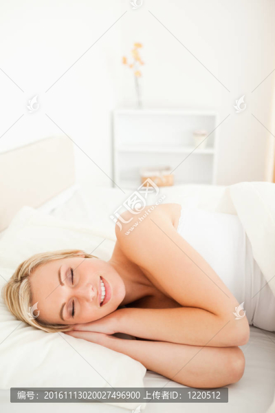 一位金發(fā)美女熟睡的肖像