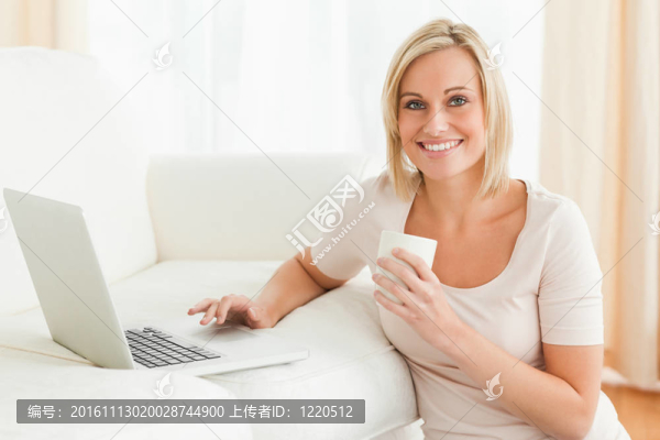拿著杯子的女人拿著筆記本