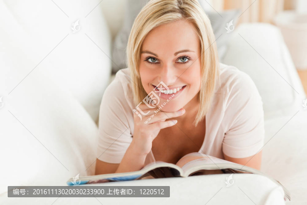 迷人的女人帶著一本雜志