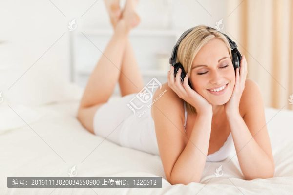 女人閉著眼睛聽音樂