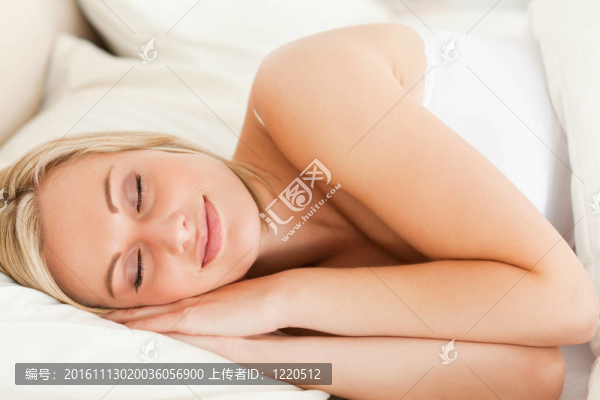 女人睡覺
