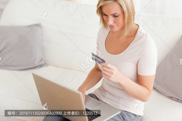 一個女人在網(wǎng)上購物