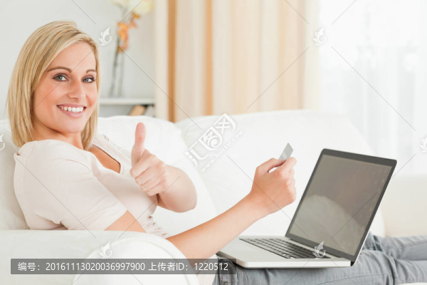 微笑的女人在網(wǎng)上支付賬單