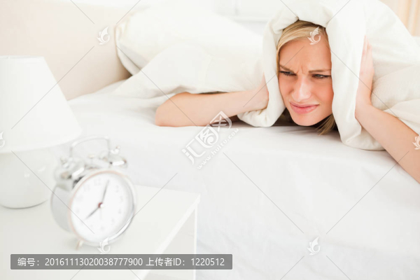 生氣的年輕女子醒來