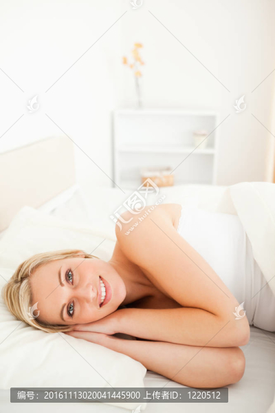 一個(gè)金發(fā)美女醒來(lái)的肖像