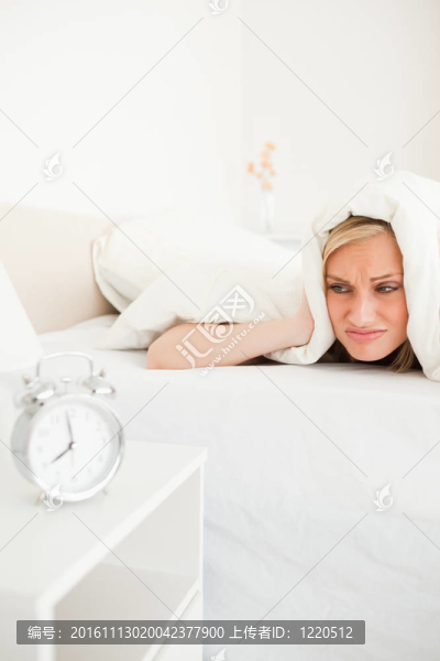 一個(gè)年輕女子的肖像不醒來