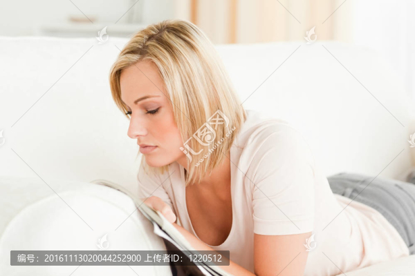 嚴(yán)肅的女人讀雜志