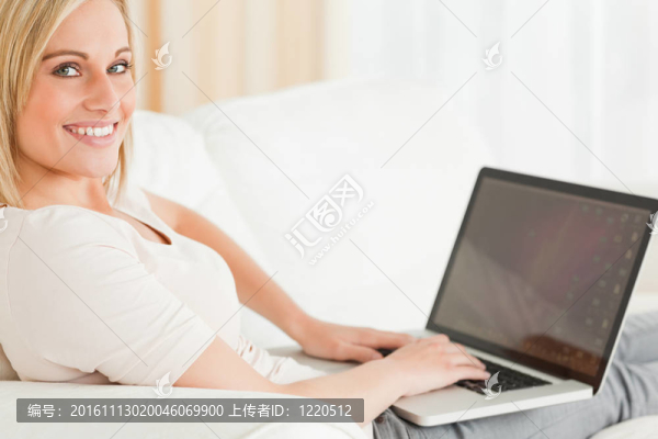 一個(gè)金發(fā)女人用筆記本特寫