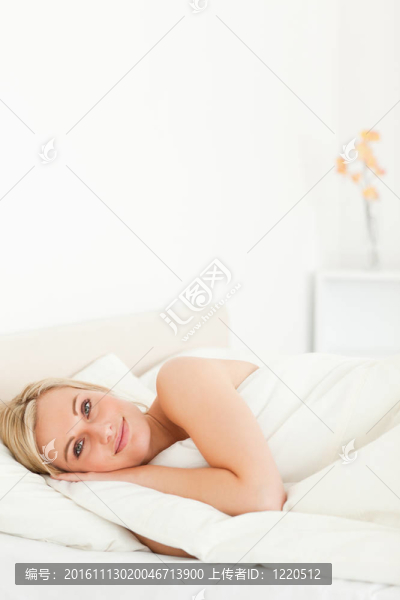 一個(gè)平靜的女人打開(kāi)她的眼睛的肖像