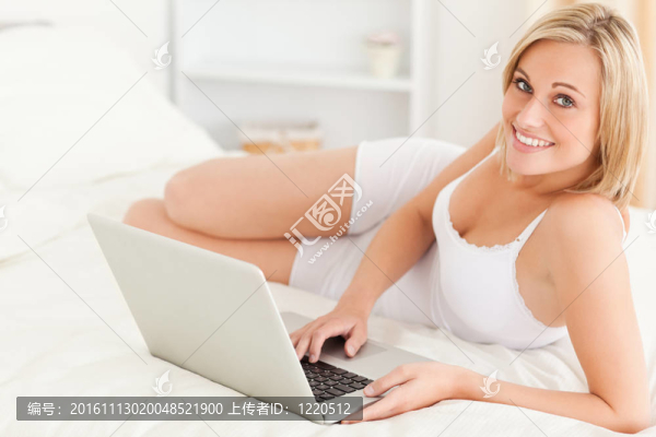 冷靜的女人與筆記本電腦