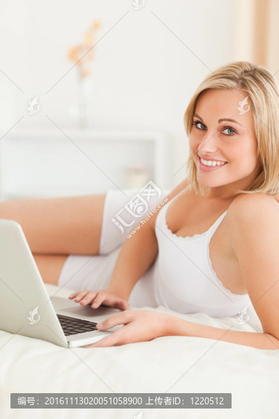 一個筆記本電腦的女人的畫像