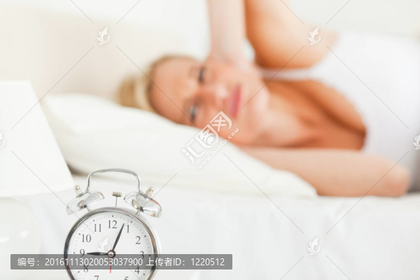累了的女人，她的鬧鐘吵醒了