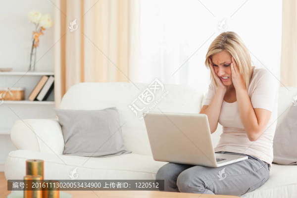 用筆記本電腦特寫一個心煩意亂的女人