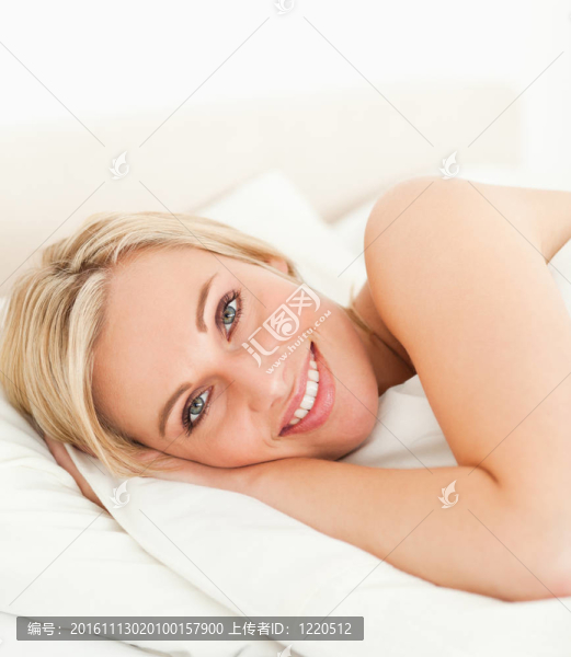 一個(gè)安詳?shù)呐舜蜷_她的眼睛-匯圖網(wǎng) www.fosd68.com 一個(gè)安詳?shù)呐舜蜷_她的眼睛