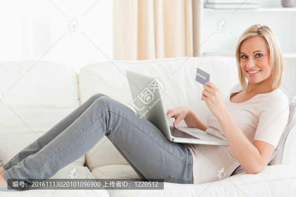 可愛的女人在線購買Whilie躺在沙發(fā)上