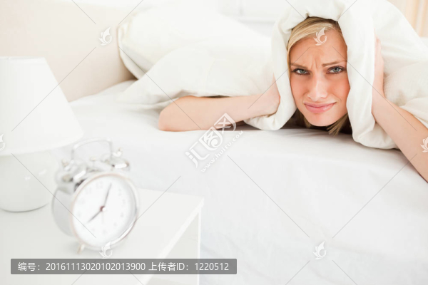 不滿的年輕女人醒來(lái)