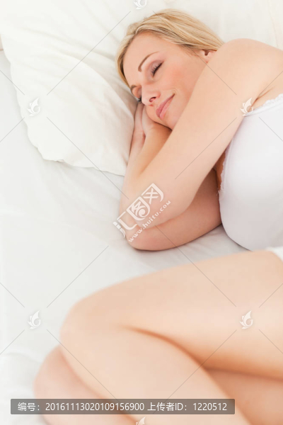 一個平靜的金發(fā)女人睡覺的肖像