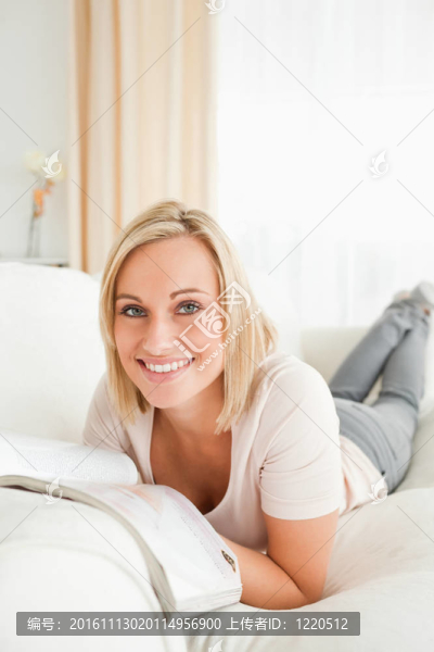 一個(gè)滿頭金發(fā)的女人畫像的雜志