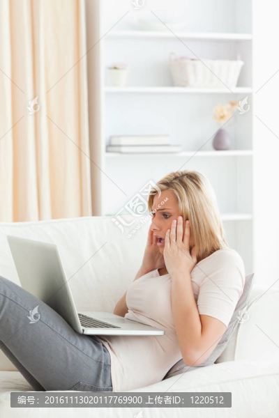 一個(gè)驚訝的女人有麻煩她的筆記本電腦的肖像