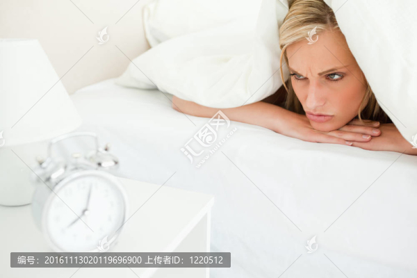 生氣的女人醒來