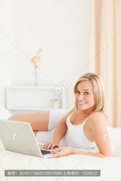 一個帶著筆記本的女人的肖像