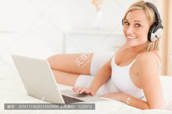 躺在床上的女人看電影