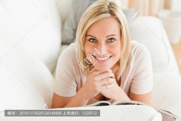 可愛(ài)的女人帶著一本雜志