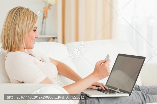 年輕的女人在線支付她的賬單