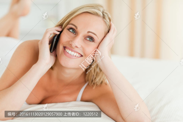 一個微笑的女人接電話
