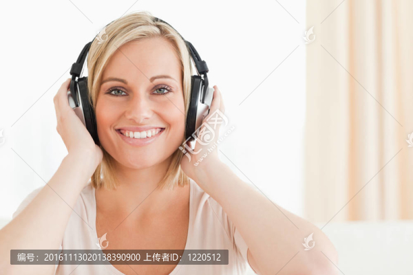 特寫一個(gè)可愛的女人享受一些音樂