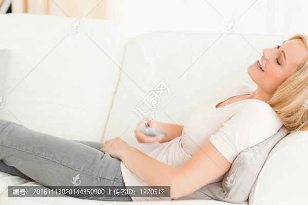 笑著看電視的女人